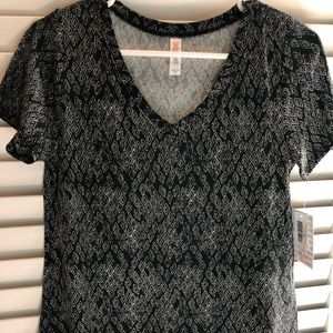LuLaRoe Christy V-neck Tee 💗💗💗